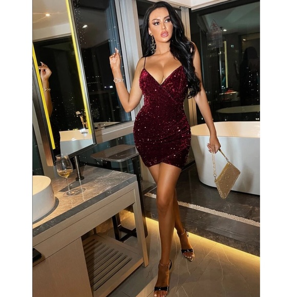 Plunging Neck Sequins Bodycon Dress πΎ - Picture 4 of 5